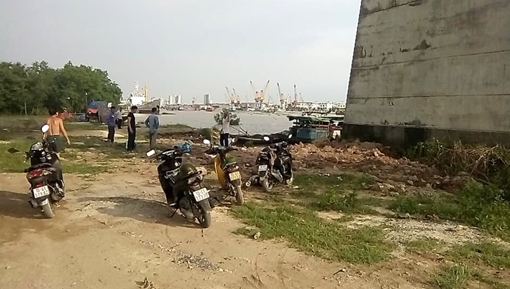 Để lại xe máy, nam thanh niên nhảy cầu Bính tự tử