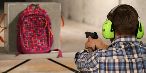 Nhu cầu ba lô chống đạn cho học sinh tăng cao ở Mỹ