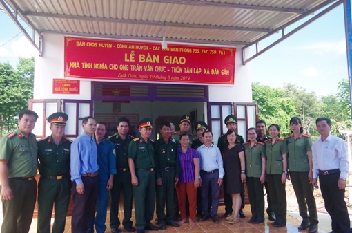 Trao nhà tình nghĩa cho cựu chiến binh nghèo