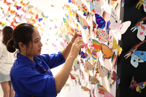 Triển lãm sắp đặt từ 1.300 cánh bướm giấy do trẻ em toàn thế giới thực hiện