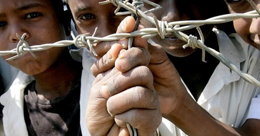 Trẻ em bị chính phủ cưỡng bức làm nô lệ trong các trại lính