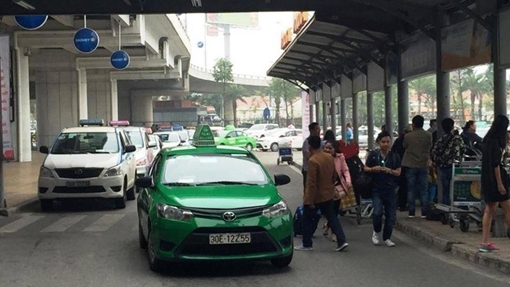 Nhổ nước miếng vào mặt an ninh hàng không rồi nằm ăn vạ