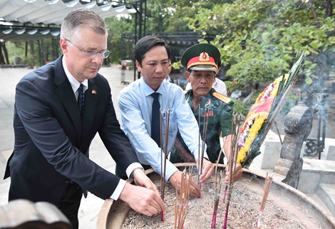Đại sứ Mỹ viếng Nghĩa trang Trường Sơn