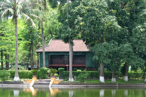 Nửa thế kỷ luôn in đậm bóng Người