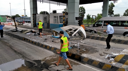 Xe đầu kéo tông sập cabin trạm thu phí