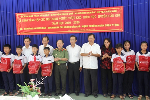 Báo CAND tặng bút, tập vở cho học sinh nghèo vượt khó, huyện đảo Cần Giờ