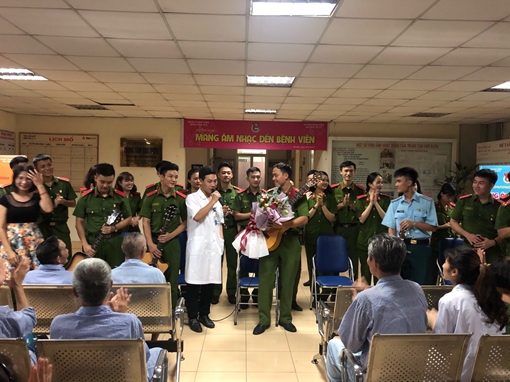  Mang âm nhạc đến bệnh viện’: Món quà tinh thần vô giá