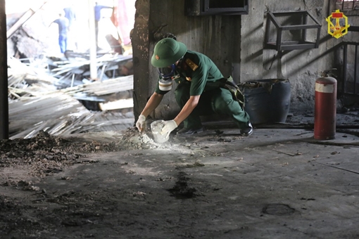 Binh chủng Hóa học lấy mẫu phân tích nồng độ ô nhiễm vụ cháy Công ty Rạng Đông