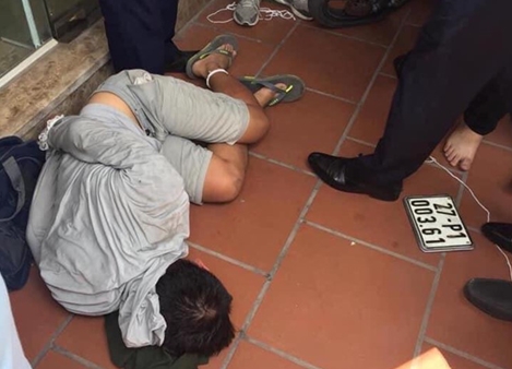 Xử lý như nào với nghi phạm cầm súng giả xông vào ngân hàng?