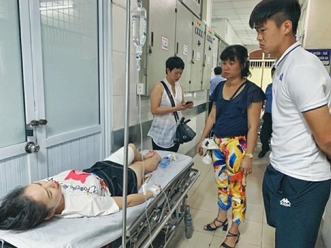 Cầu thủ Hà Nội tới thăm nữ CĐV bị thương trên sân Hàng Đẫy