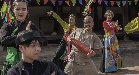 Nhà thiết kế Cao Minh Tiến: Thời trang Việt thiếu những tiếng nói mới