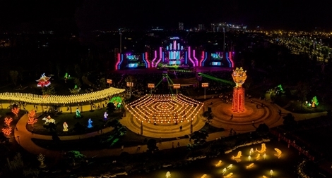 Mê mẩn ngắm những chiếc đèn lồng “chuẩn Disneyland” ngay tại Việt Nam