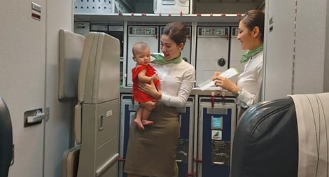 Ấn tượng hình ảnh tiếp viên Bamboo dỗ trẻ trên khoang máy bay