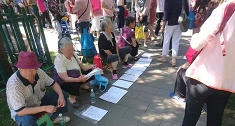 Phụ huynh tiếp thị lý lịch đẹp cho con bằng tờ rơi tuyển dâu, rể