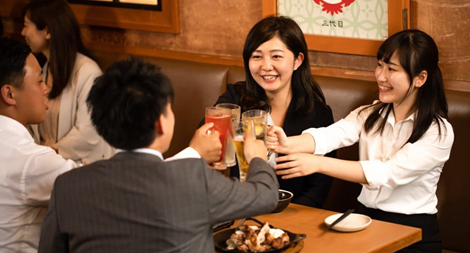 Phụ nữ mệt mỏi với việc hầu rượu lãnh đạo sau khi rời công sở