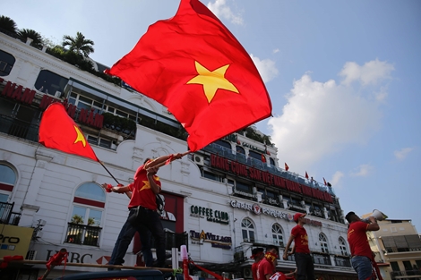 CĐV Việt Nam "nhuộm đỏ" Thủ đô truyền lửa cho thày trò Park Hang-seo