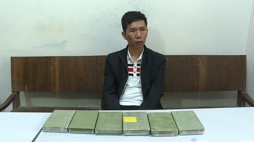 Ôm 6 bánh heroin, lao thẳng xe vào Công an định bỏ chạy