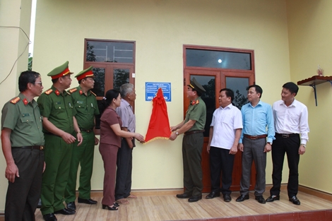 Công an và nhân dân ấm tình ở xã nghèo biên giới