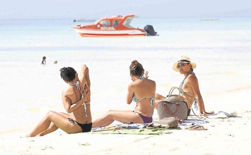 Dẹp nạn du khách ăn mặc quá hở hang nơi bãi biển