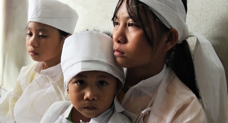 Ba đứa trẻ mồ côi vì tai nạn giao thông