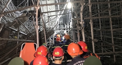 Giải cứu 5 công nhân trong vụ sập giàn giáo