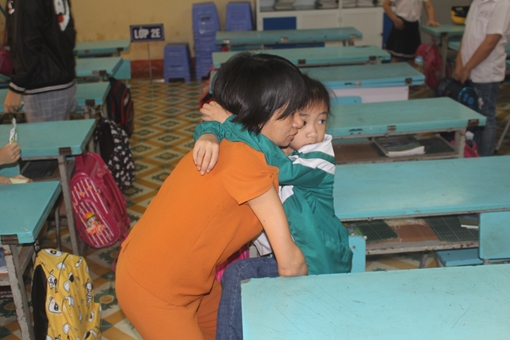 Xót xa gia cảnh hai mẹ con mắc bệnh xương thủy tinh