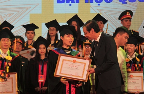 Nữ sinh “vượt bóng tối” để trở thành thủ khoa