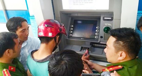 Cẩn trọng khi dùng thẻ ATM để không bị mất tiền