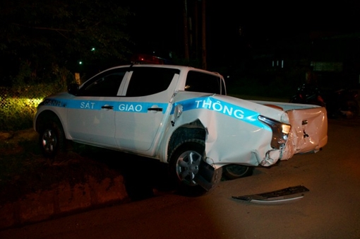 Tài xế say xỉn, điều khiển xe tải húc văng xe CSGT