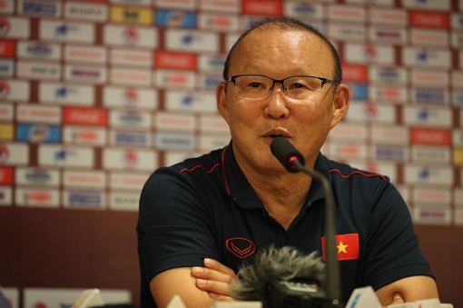 HLV Park Hang Seo "phản pháo" phóng viên UAE trong phòng họp báo
