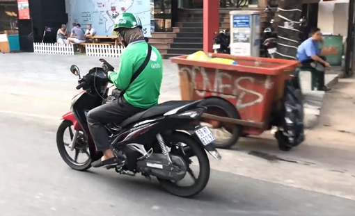 Tài xế xe ôm công nghệ “dán mắt” vào điện thoại sẽ bị xử lý