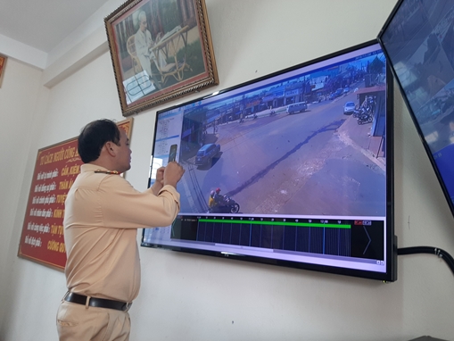 Xe 7 chỗ tông 2 nữ giáo viên bất tỉnh rồi bỏ chạy