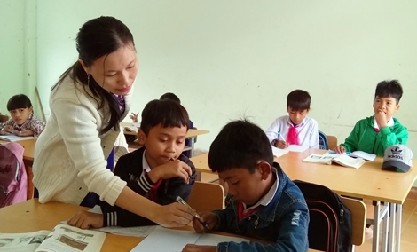 Bám bản vận động học sinh đến trường