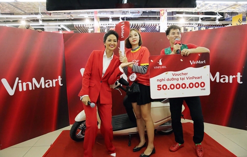 Hoa hậu H’Hen Niê trổ tài MC, khuấy động hàng trăm khán giả 