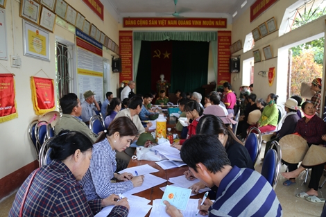 Công an thị xã Đông Triều xuống thôn cấp, đổi sổ hộ khẩu cho dân