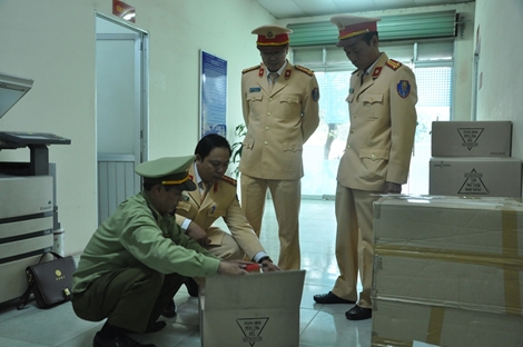 Lô mỹ phẩm “khủng” không hóa đơn chứng từ theo tàu về ga Giáp Bát