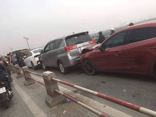 7 ô tô 'dồn toa' trên cầu Thanh Trì, ùn tắc kéo dài