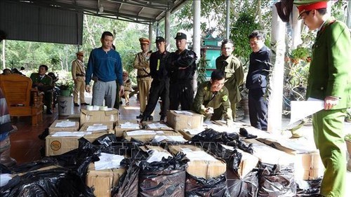 Bắt giữ 2 bố con tàng trữ trái phép  gần 1 tấn pháo