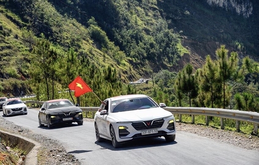 Tự hào lá cờ Việt Nam trên hành trình chinh phục miền biên ải