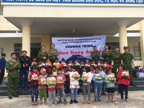 Sôi nổi chương trình “mùa đông ấm áp” tại xã EABIA