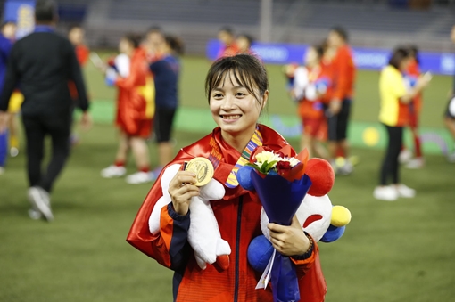 Cầu thủ nữ Việt Nam: Mạnh mẽ trên sân cỏ, cuốn hút ngoài đời