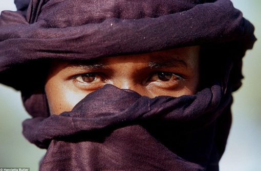 Kỳ lạ bộ lạc đàn ông phải chính chuyên, phụ nữ nhiều bạn tình càng danh giá