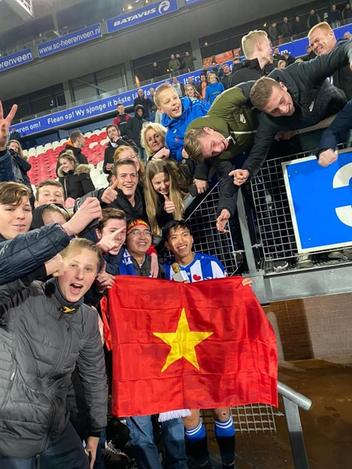 Nhận thẻ vàng, Văn Hậu vẫn tưng bừng cùng đồng đội sau chiến thắng