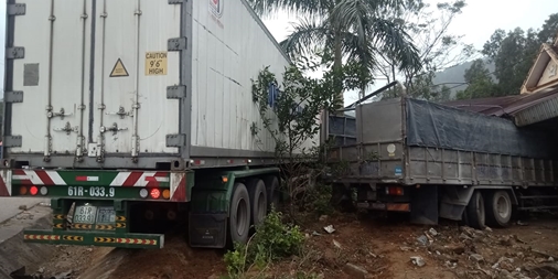 Xe tải tranh đường đâm sập  nhà dân, 4 người thoát chết