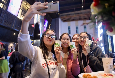 Thời tiết trở lạnh, giới trẻ đổ xô vào các rạp chiếu phim