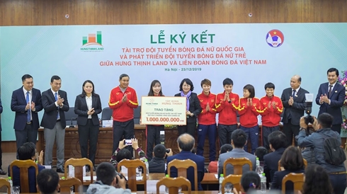 Phó Chủ tịch nước dự Lễ ký hợp đồng tài trợ cho đội tuyển bóng đá nữ
