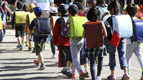 Áp lực công việc khiến cha mẹ bỏ mặc con cái sau giờ học 