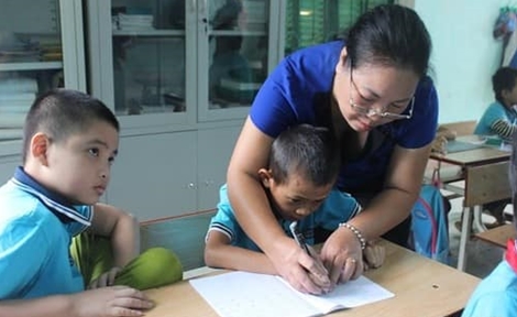 Cảm động chuyện cô giáo hơn 10 năm tận tụy dạy trẻ khuyết tật