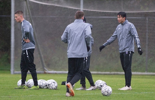 Luyện tập dưới mưa, Văn Hậu được khuyên nên..."xuống tóc"