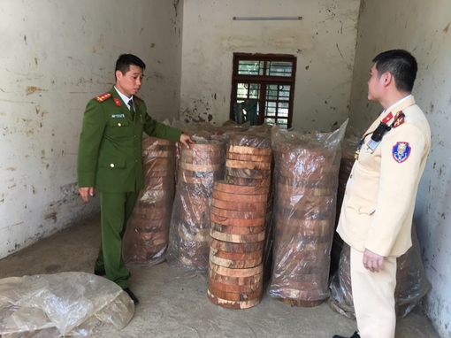 Thu giữ hơn 1000 chiếc thớt gỗ không có giấy tờ